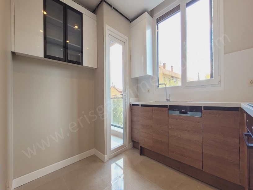 ERİŞ EMLAKTAN BOSTANCI ÇARŞIDA NET 110M2 3+1 YENİBİNADA BALKONLU