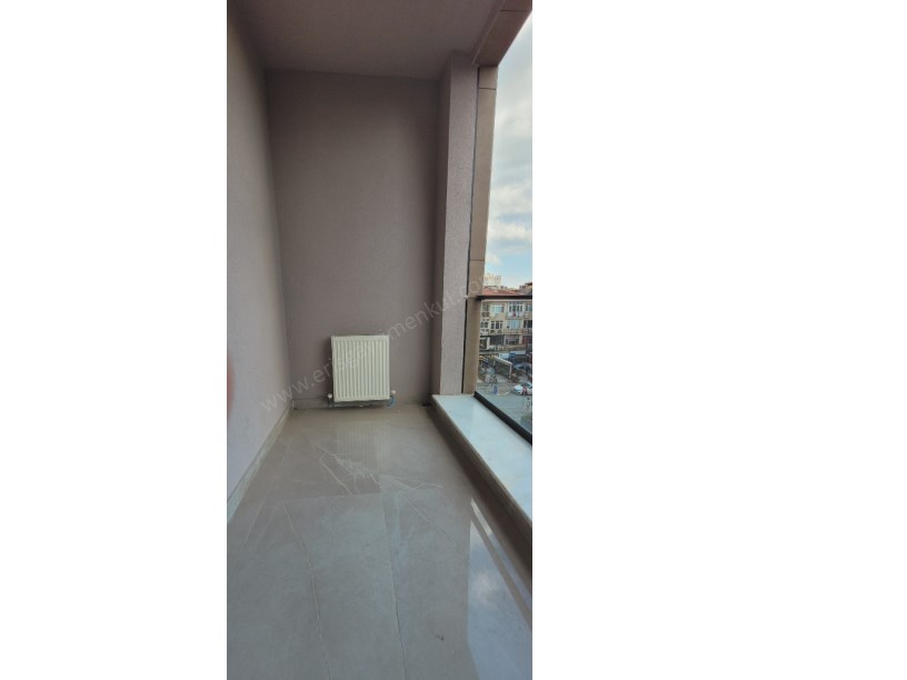 ERİŞ EMLAKTAN BOSTANCI ÇARŞIDA NET 110M2 3+1 YENİBİNADA BALKONLU