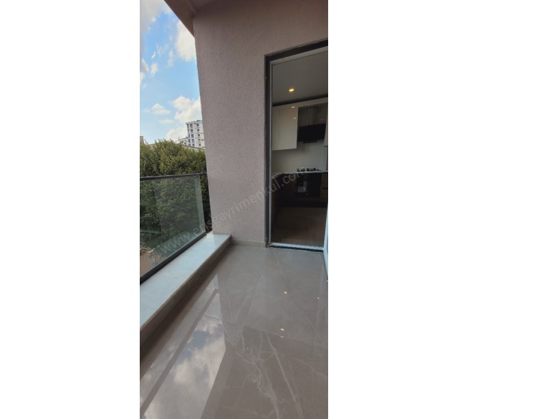 ERİŞ EMLAKTAN BOSTANCI ÇARŞIDA NET 110M2 3+1 YENİBİNADA BALKONLU