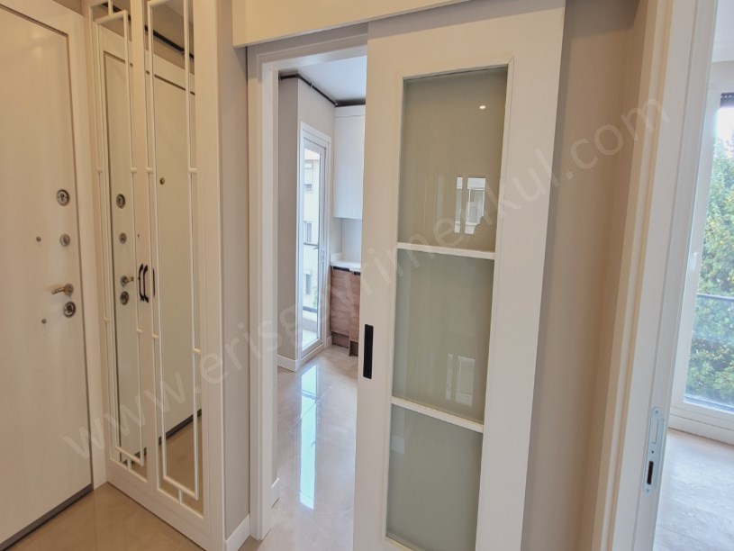 ERİŞ EMLAKTAN BOSTANCI ÇARŞIDA NET 110M2 3+1 YENİBİNADA BALKONLU