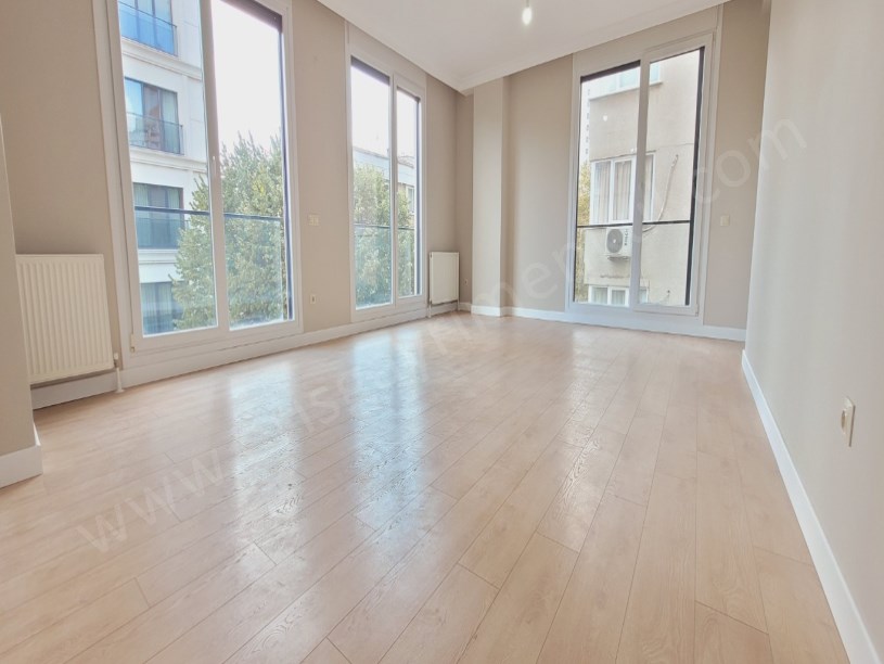 ERİŞ EMLAKTAN BOSTANCI ÇARŞIDA NET 110M2 3+1 YENİBİNADA BALKONLU