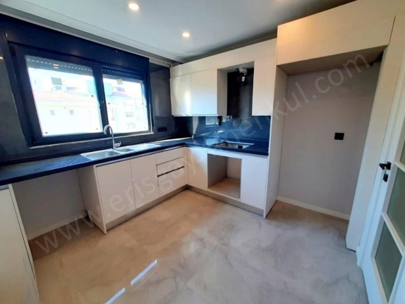 İSTANBUL KADIKÖY GÖZTEPE , MİNİBÜS CD. SIFIR,BALKON,EBEVEYN BANYOLU,130M2,3+1