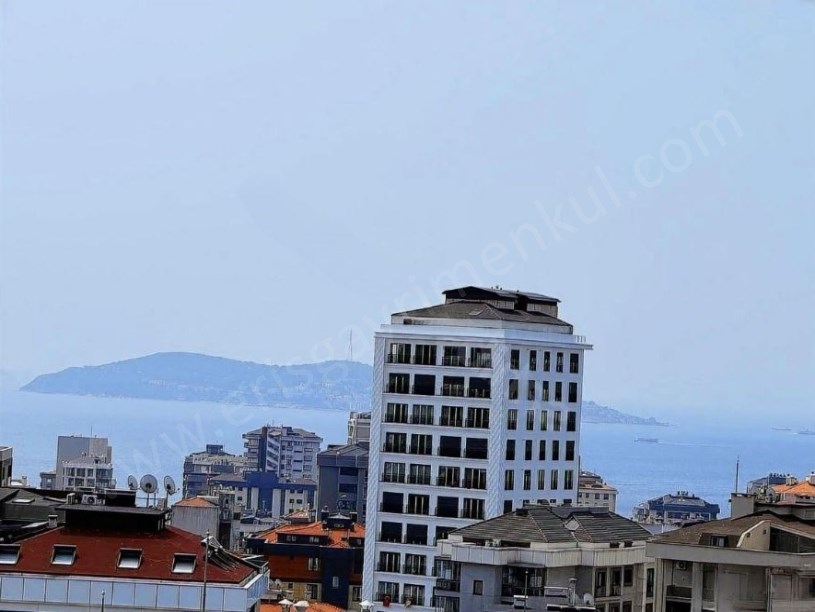 AYŞEKADIN MİNİBÜS CADDESİ NDE GÜNEY CEPHE ÖNÜ AÇIK 4+1 DUBLEKS SUADİYE İSTANBUL