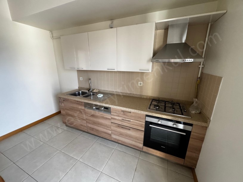 Ömerpaşa Da 10 Yıllık Havuzlu 80m2 Net İki Balkonlu 2+1 Boş İstanbul Kadıköy