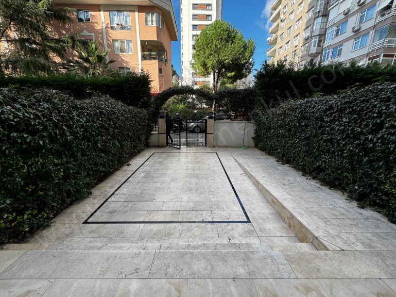 Ömerpaşa Da 10 Yıllık Havuzlu 80m2 Net İki Balkonlu 2+1 Boş İstanbul Kadıköy