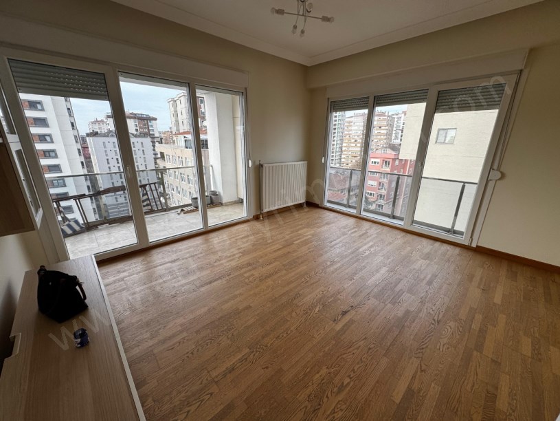 Ömerpaşa Da 10 Yıllık Havuzlu 80m2 Net İki Balkonlu 2+1 Boş İstanbul Kadıköy