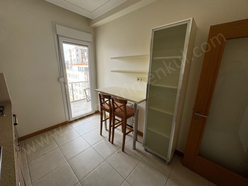 Ömerpaşa Da 10 Yıllık Havuzlu 80m2 Net İki Balkonlu 2+1 Boş İstanbul Kadıköy