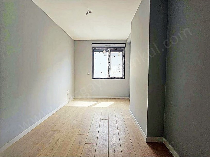 İSTANBUL GÖZTEPE SATILIK DAİRE MERKEZİ KONUMDA EB. BANYOLU AÇIK BALKONLU 90 M2 NET 3+1 BOŞ DAİRE