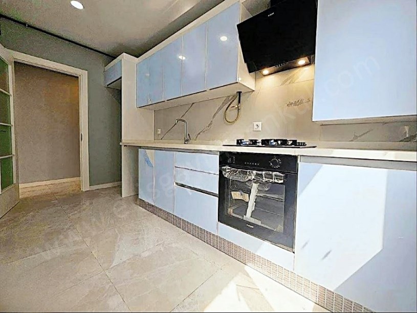 İSTANBUL GÖZTEPE SATILIK DAİRE MERKEZİ KONUMDA EB. BANYOLU AÇIK BALKONLU 90 M2 NET 3+1 BOŞ DAİRE