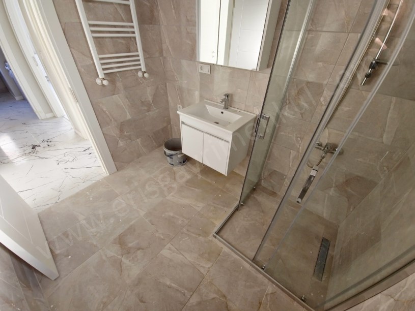 SAHRAYICEDİT MİNİBÜS CAD. YAKINI SIFIR BİNADA AÇIK BALKONLU 3+1 KADIKÖY İSTANBUL