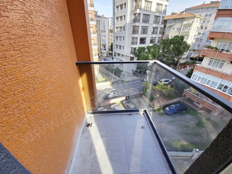 SAHRAYICEDİT MİNİBÜS CAD. YAKINI SIFIR BİNADA AÇIK BALKONLU 3+1 KADIKÖY İSTANBUL