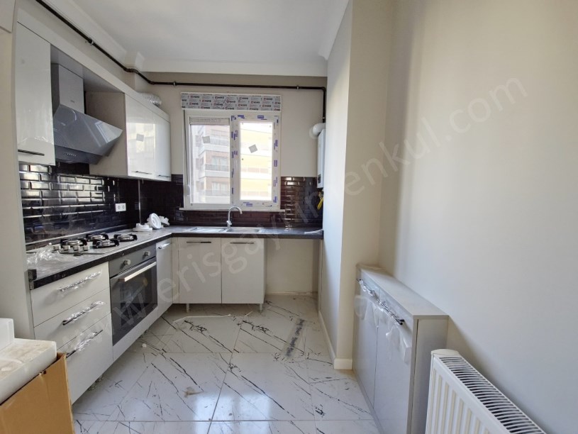 SAHRAYICEDİT MİNİBÜS CAD. YAKINI SIFIR BİNADA AÇIK BALKONLU 3+1 KADIKÖY İSTANBUL