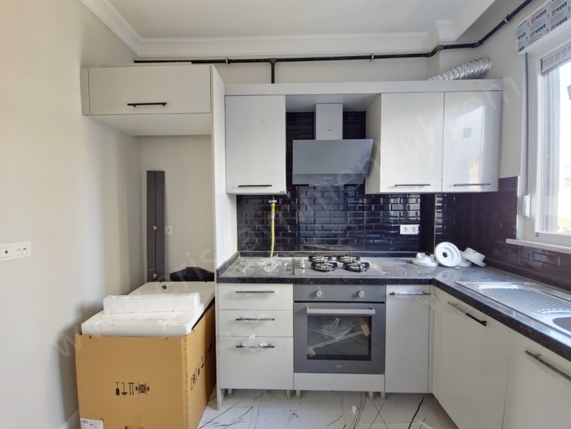 SAHRAYICEDİT MİNİBÜS CAD. YAKINI SIFIR BİNADA AÇIK BALKONLU 3+1 KADIKÖY İSTANBUL