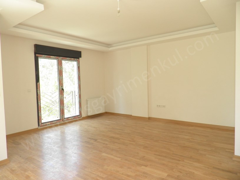 ŞENESENEVLER DE KOMBİLİ EBEVEYN BANYOLU AÇIK BALKONLU 3+1 KOZYATAĞI İSTANBUL