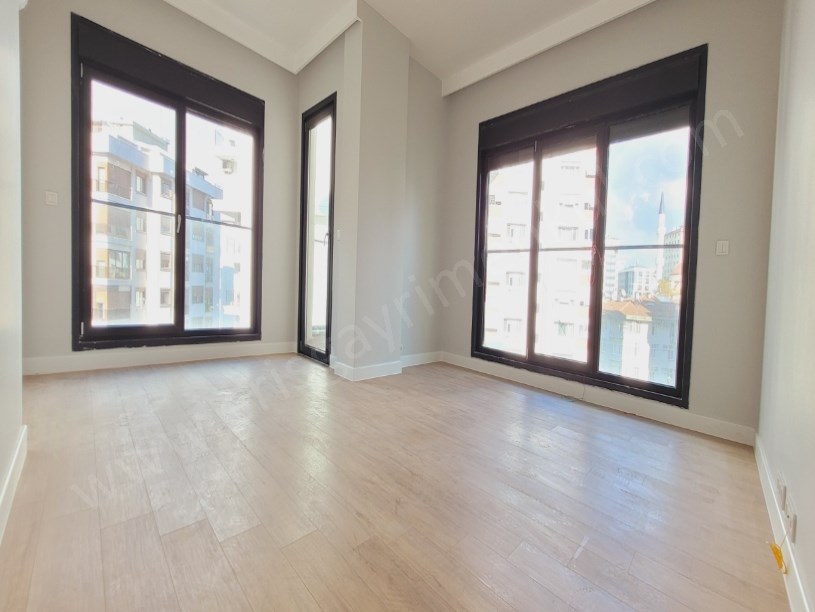 KADIKÖY İSTANBUL .... FENERYOLU MAH.DE SIFIR BALKONLU E.BANYOLU . BOŞ . 2+1 DAİRE