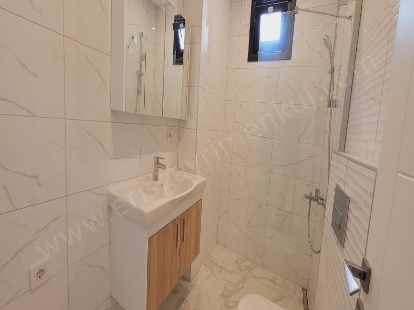 KADIKÖY İSTANBUL .... FENERYOLU MAH.DE SIFIR BALKONLU E.BANYOLU . BOŞ . 2+1 DAİRE