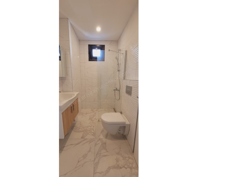 KADIKÖY İSTANBUL .... FENERYOLU MAH.DE SIFIR BALKONLU E.BANYOLU . BOŞ . 2+1 DAİRE