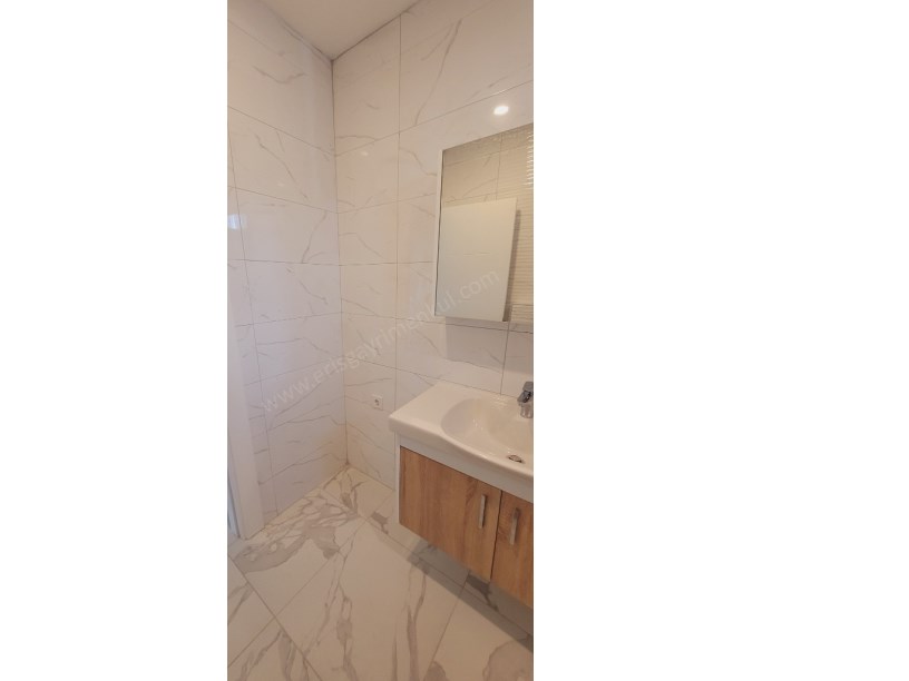 KADIKÖY İSTANBUL .... FENERYOLU MAH.DE SIFIR BALKONLU E.BANYOLU . BOŞ . 2+1 DAİRE