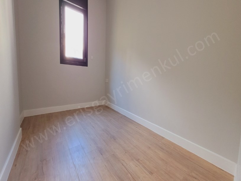 KADIKÖY İSTANBUL .... FENERYOLU MAH.DE SIFIR BALKONLU E.BANYOLU . BOŞ . 2+1 DAİRE