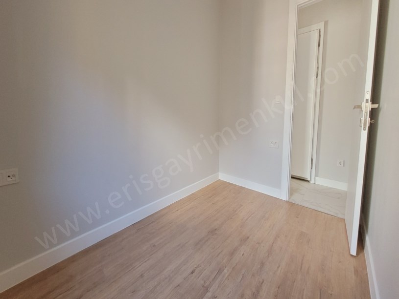 KADIKÖY İSTANBUL .... FENERYOLU MAH.DE SIFIR BALKONLU E.BANYOLU . BOŞ . 2+1 DAİRE