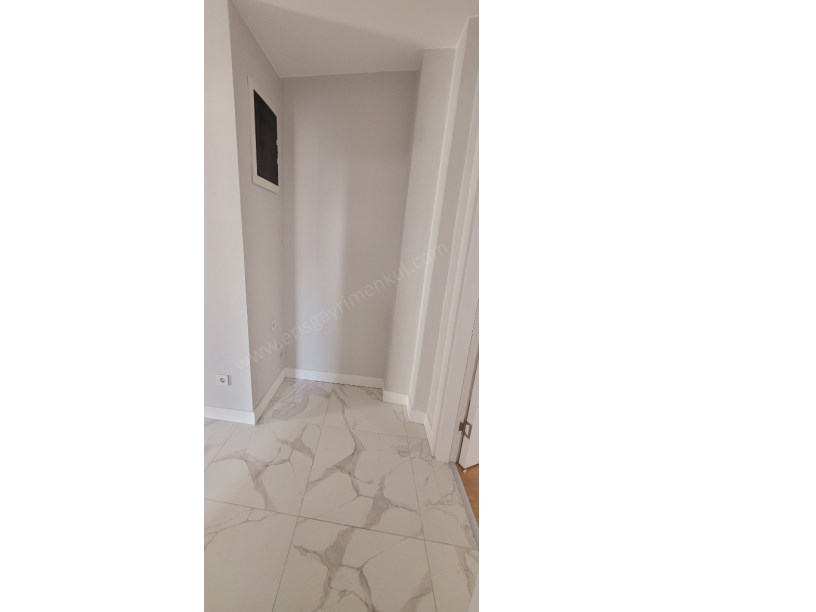 KADIKÖY İSTANBUL .... FENERYOLU MAH.DE SIFIR BALKONLU E.BANYOLU . BOŞ . 2+1 DAİRE