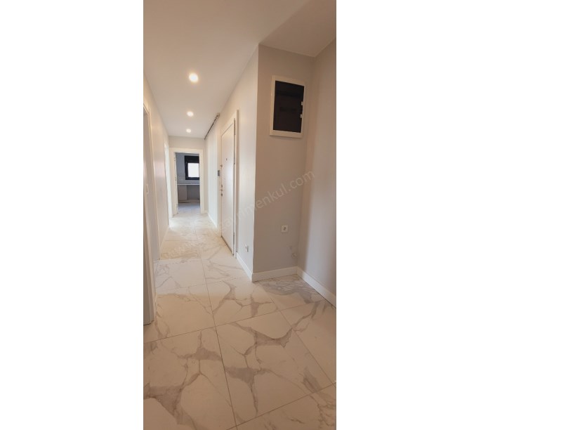 KADIKÖY İSTANBUL .... FENERYOLU MAH.DE SIFIR BALKONLU E.BANYOLU . BOŞ . 2+1 DAİRE