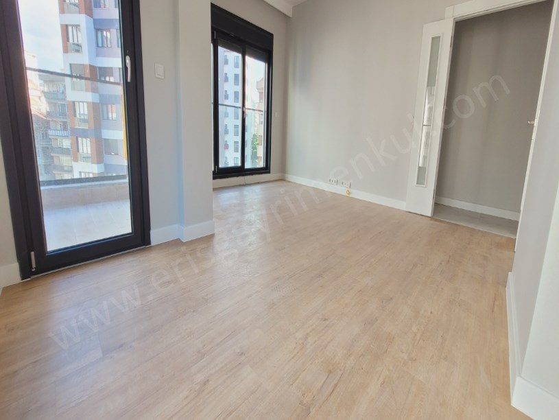 KADIKÖY İSTANBUL .... FENERYOLU MAH.DE SIFIR BALKONLU E.BANYOLU . BOŞ . 2+1 DAİRE