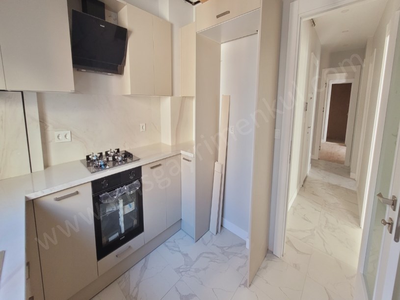 KADIKÖY İSTANBUL .... FENERYOLU MAH.DE SIFIR BALKONLU E.BANYOLU . BOŞ . 2+1 DAİRE