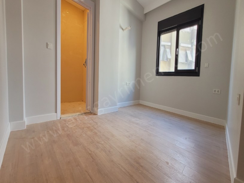 KADIKÖY İSTANBUL .... FENERYOLU MAH.DE SIFIR BALKONLU E.BANYOLU . BOŞ . 2+1 DAİRE