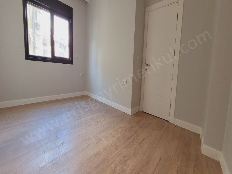 KADIKÖY İSTANBUL .... FENERYOLU MAH.DE SIFIR BALKONLU E.BANYOLU . BOŞ . 2+1 DAİRE