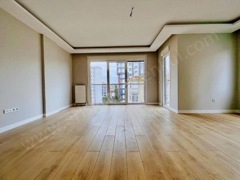 İSTANBUL KADIKÖY  ERENKÖY MİNİBÜSE YAKIN 3+1 BALKONLU EBEVEYN BANYOLU SIFIR