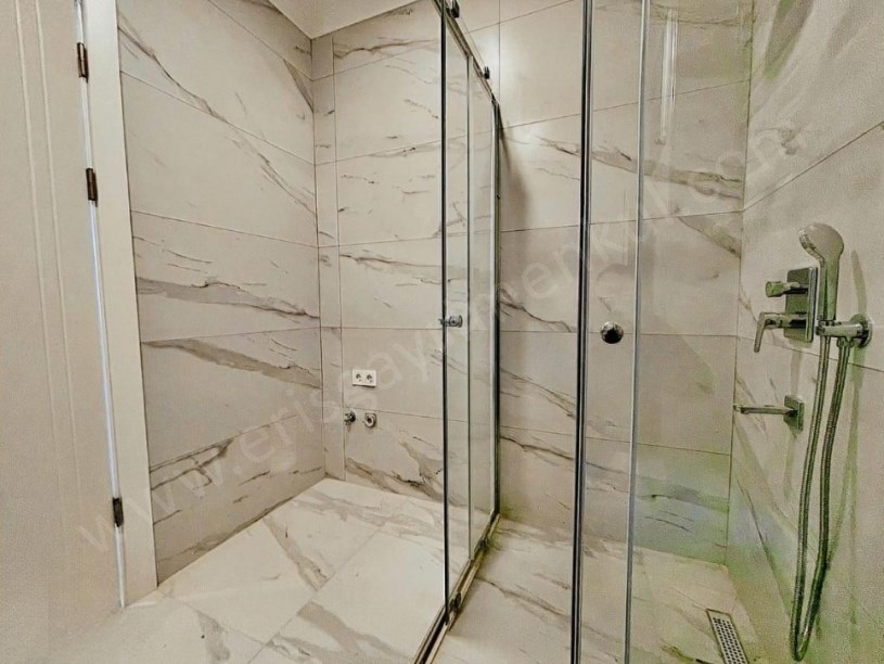 İSTANBUL KADIKÖY  ERENKÖY MİNİBÜSE YAKIN 3+1 BALKONLU EBEVEYN BANYOLU SIFIR