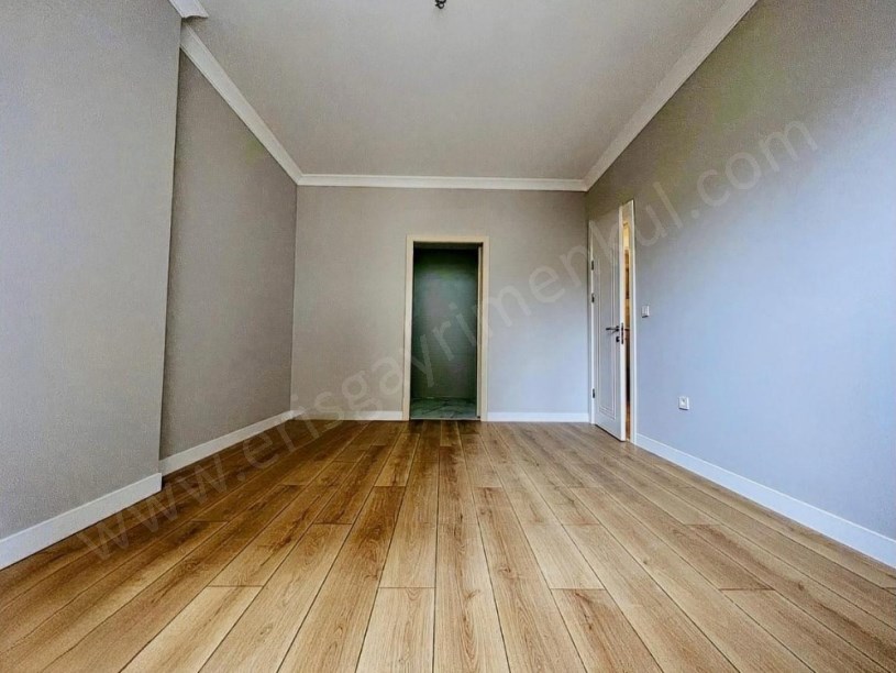 İSTANBUL KADIKÖY  ERENKÖY MİNİBÜSE YAKIN 3+1 BALKONLU EBEVEYN BANYOLU SIFIR