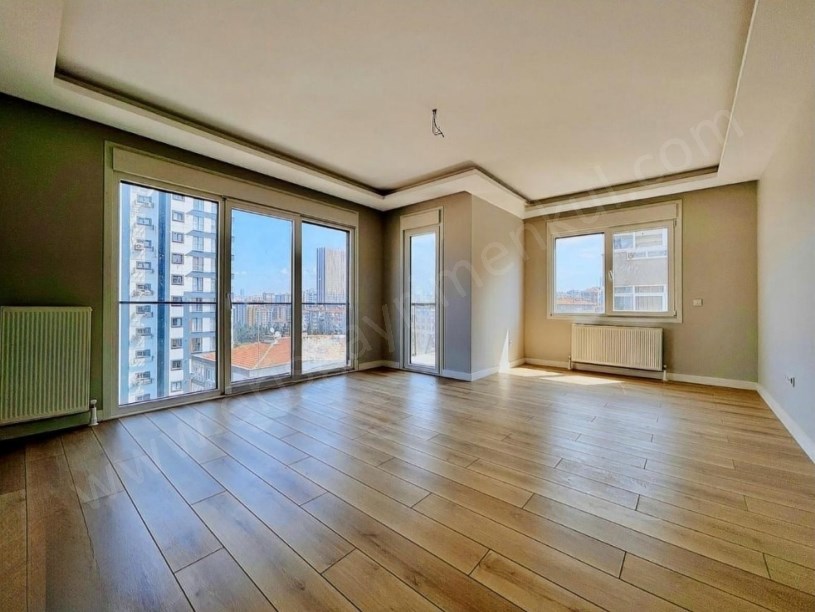 İSTANBUL KADIKÖY  ERENKÖY MİNİBÜSE YAKIN 3+1 BALKONLU EBEVEYN BANYOLU SIFIR