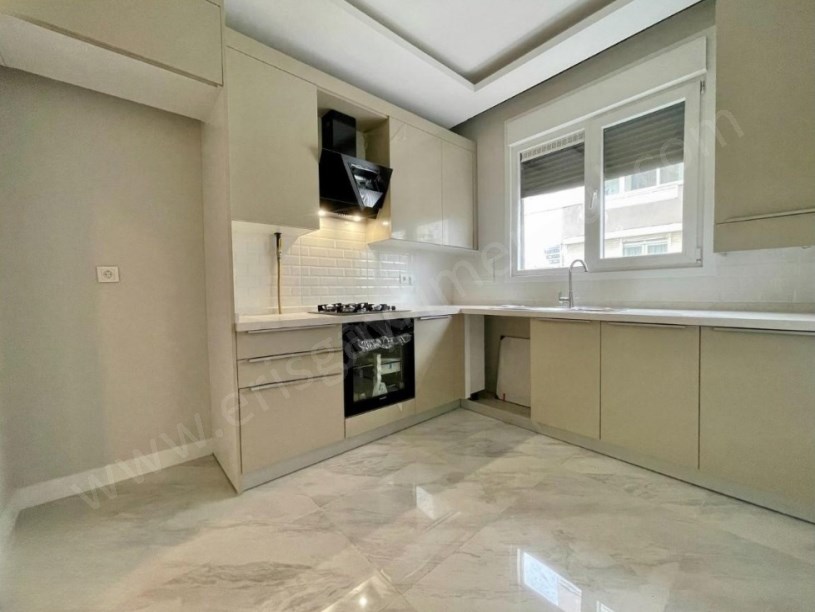 İSTANBUL KADIKÖY  ERENKÖY MİNİBÜSE YAKIN 3+1 BALKONLU EBEVEYN BANYOLU SIFIR