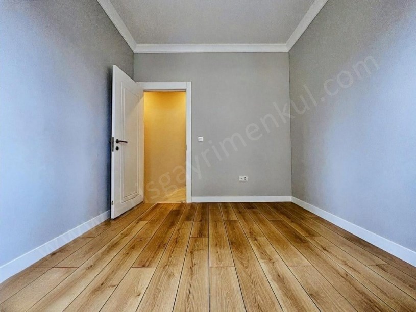 İSTANBUL KADIKÖY  ERENKÖY MİNİBÜSE YAKIN 3+1 BALKONLU EBEVEYN BANYOLU SIFIR