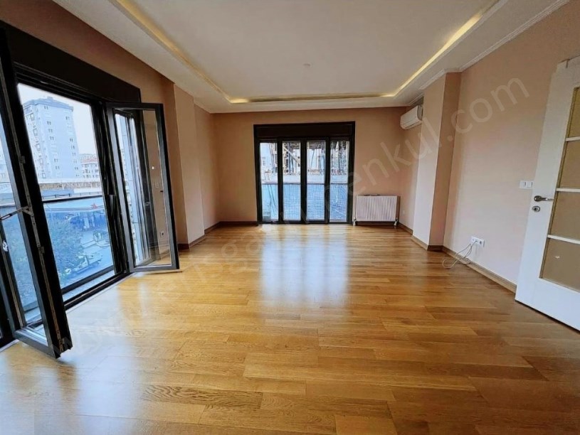 İSTANBUL KADIKÖY ATATÜRK CADDESİNDE 6 YILLIK BALKON EBEVEYN BANYO İSKANLI 125 M2 3+1 KOMBİLİ