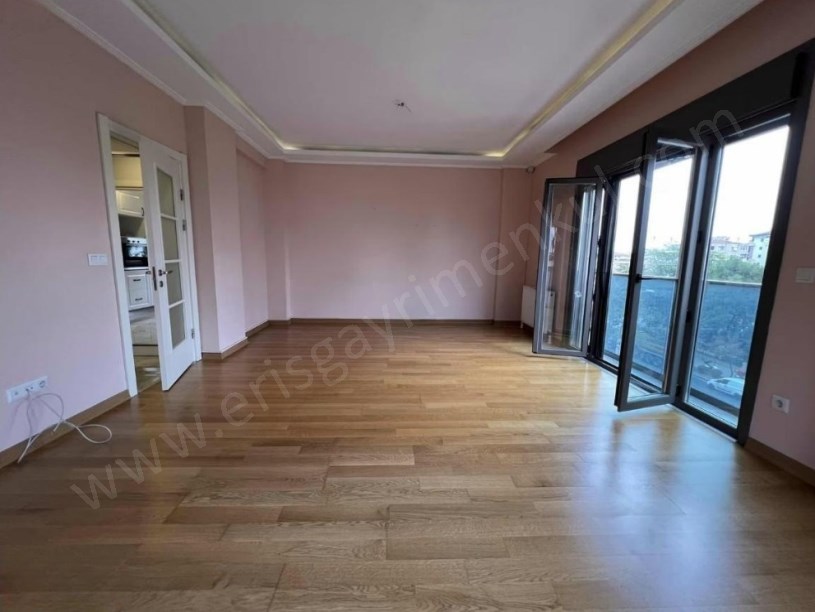 İSTANBUL KADIKÖY ATATÜRK CADDESİNDE 6 YILLIK BALKON EBEVEYN BANYO İSKANLI 125 M2 3+1 KOMBİLİ