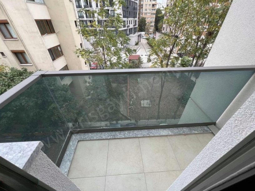 İSTANBUL KADIKÖY ATATÜRK CADDESİNDE 6 YILLIK BALKON EBEVEYN BANYO İSKANLI 125 M2 3+1 KOMBİLİ