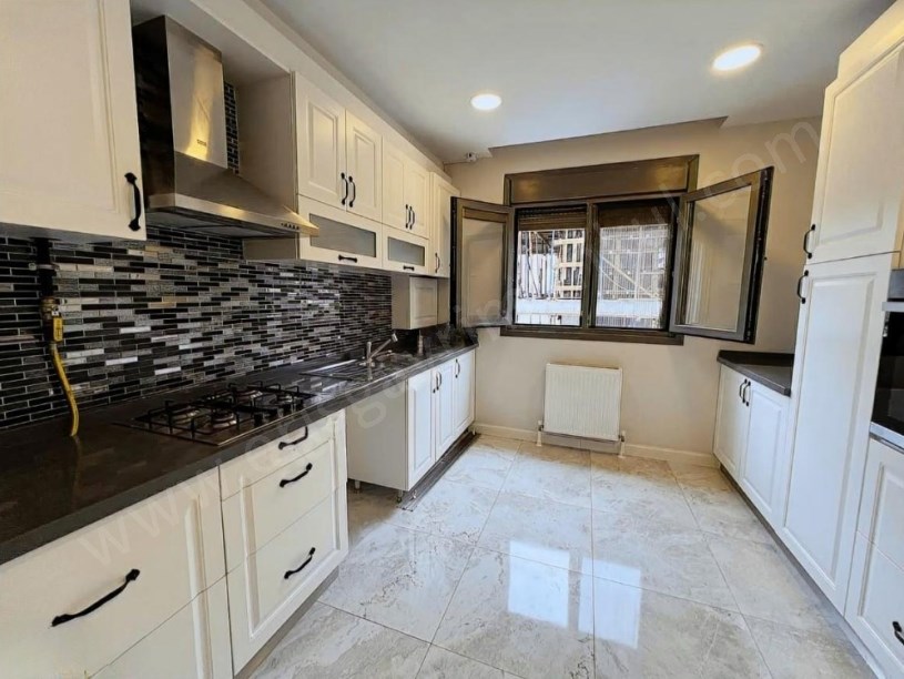 İSTANBUL KADIKÖY ATATÜRK CADDESİNDE 6 YILLIK BALKON EBEVEYN BANYO İSKANLI 125 M2 3+1 KOMBİLİ