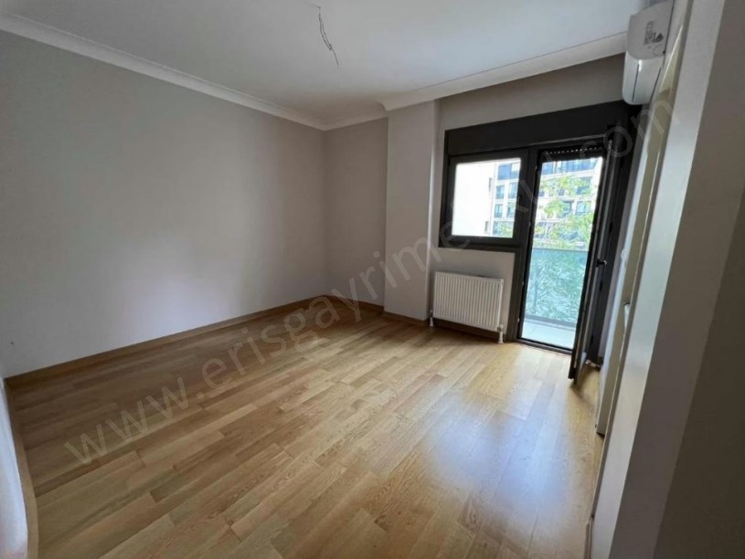 İSTANBUL KADIKÖY ATATÜRK CADDESİNDE 6 YILLIK BALKON EBEVEYN BANYO İSKANLI 125 M2 3+1 KOMBİLİ