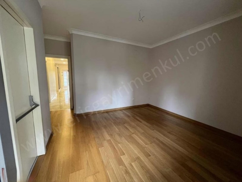 İSTANBUL KADIKÖY ATATÜRK CADDESİNDE 6 YILLIK BALKON EBEVEYN BANYO İSKANLI 125 M2 3+1 KOMBİLİ