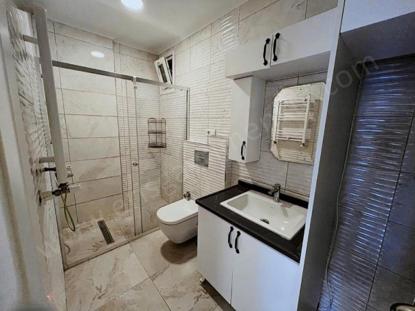 İSTANBUL KADIKÖY ATATÜRK CADDESİNDE 6 YILLIK BALKON EBEVEYN BANYO İSKANLI 125 M2 3+1 KOMBİLİ