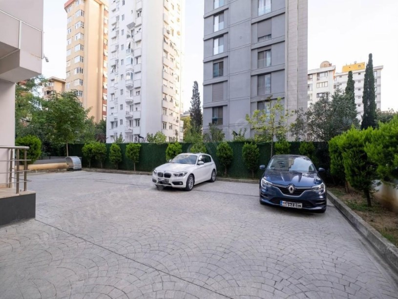 İSTANBUL KADIKÖY  ERENKÖY DE BALKON EBEVEYN BANYO KAT MÜLKİYET TAPULU GENÇ BİNA 3+1 DAİRE