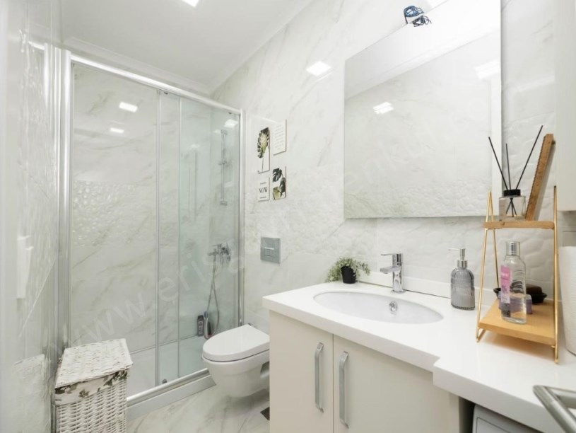 İSTANBUL KADIKÖY  ERENKÖY DE BALKON EBEVEYN BANYO KAT MÜLKİYET TAPULU GENÇ BİNA 3+1 DAİRE