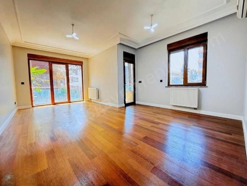 İSTANBUL KADIKÖY BAĞDAT CADDESİNE 2.BİNA BALKONLU İSKAN EBEVEYN BANYOLU 3+1 DAİRE ..