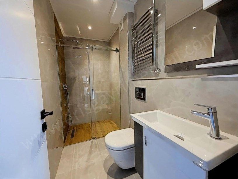 İSTANBUL KADIKÖY BAĞDAT CADDESİNE 2.BİNA BALKONLU İSKAN EBEVEYN BANYOLU 3+1 DAİRE ..