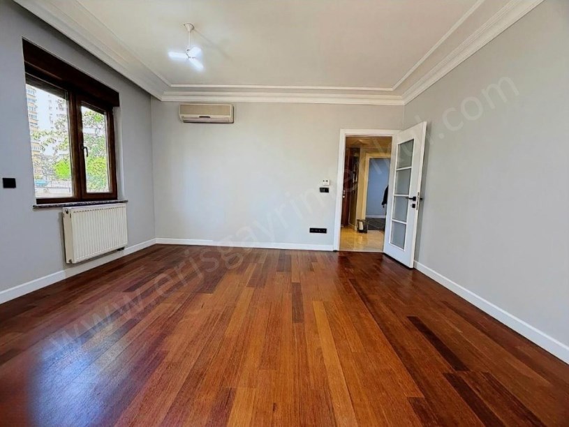 İSTANBUL KADIKÖY BAĞDAT CADDESİNE 2.BİNA BALKONLU İSKAN EBEVEYN BANYOLU 3+1 DAİRE ..