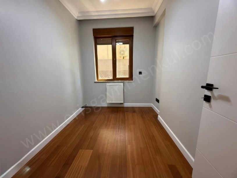 İSTANBUL KADIKÖY BAĞDAT CADDESİNE 2.BİNA BALKONLU İSKAN EBEVEYN BANYOLU 3+1 DAİRE ..