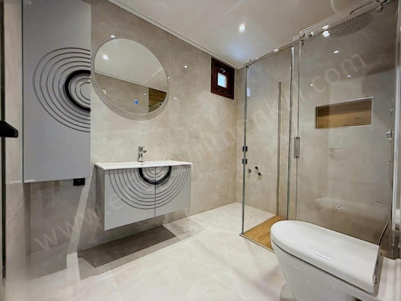 İSTANBUL KADIKÖY BAĞDAT CADDESİNE 2.BİNA BALKONLU İSKAN EBEVEYN BANYOLU 3+1 DAİRE ..